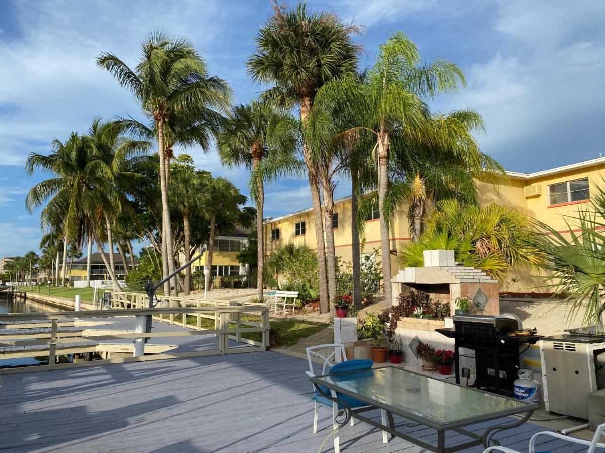Hideaway Waterfront Resort เคปคอรัล ภายนอก รูปภาพ